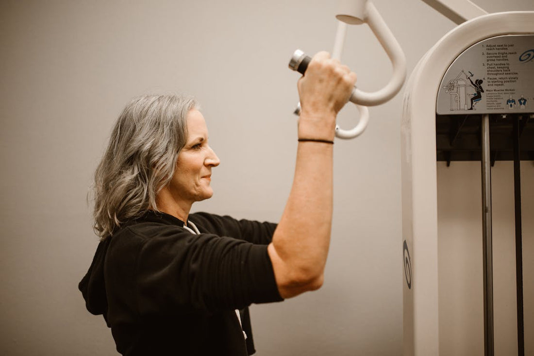 Idosa praticando exercícios físicos - prevenção e tratamento de osteoporose