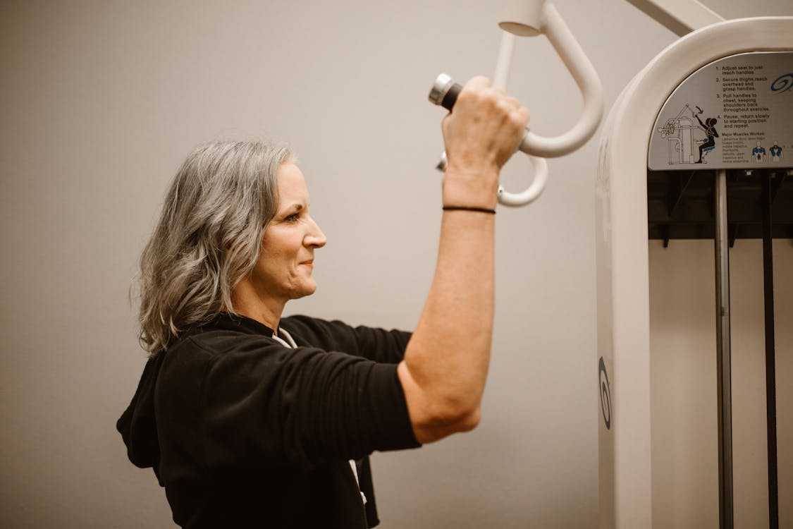 Idosa praticando exercícios físicos - prevenção e tratamento de osteoporose