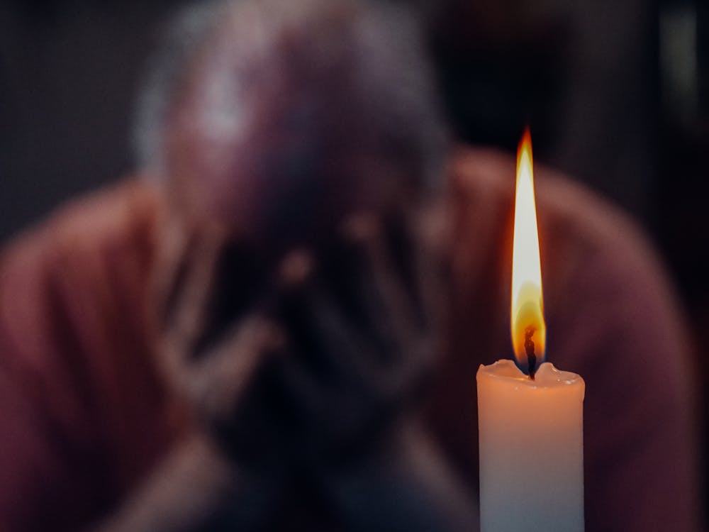 Idoso solitário e reflexivo - Alzheimer e demência em São José do Rio Preto