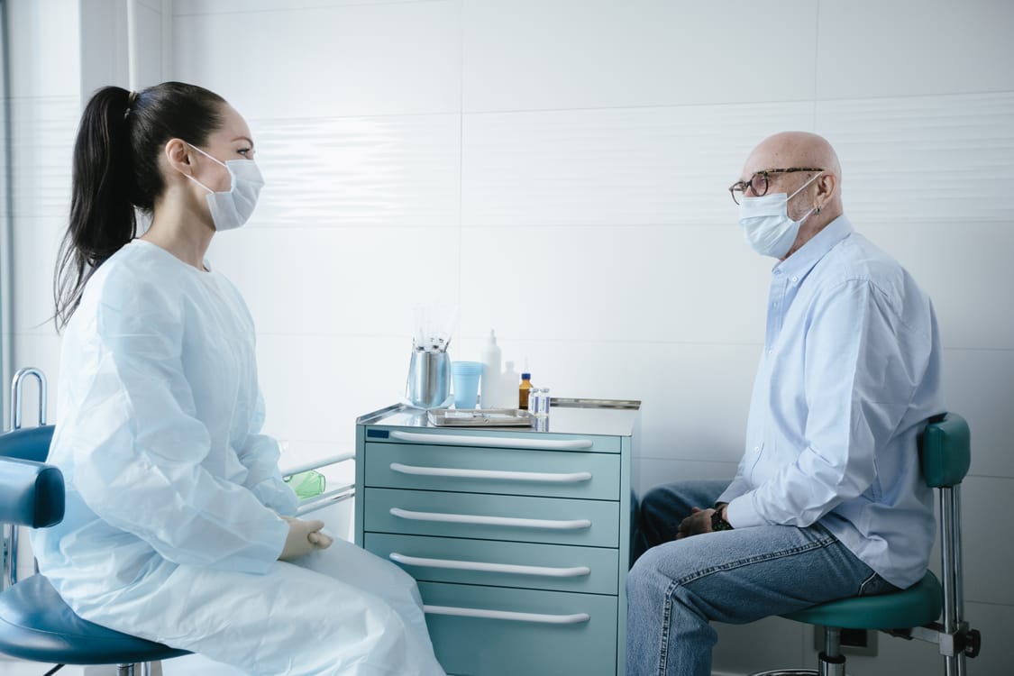 Homem em consulta médica - diferença entre neurologista e geriatra para o idoso