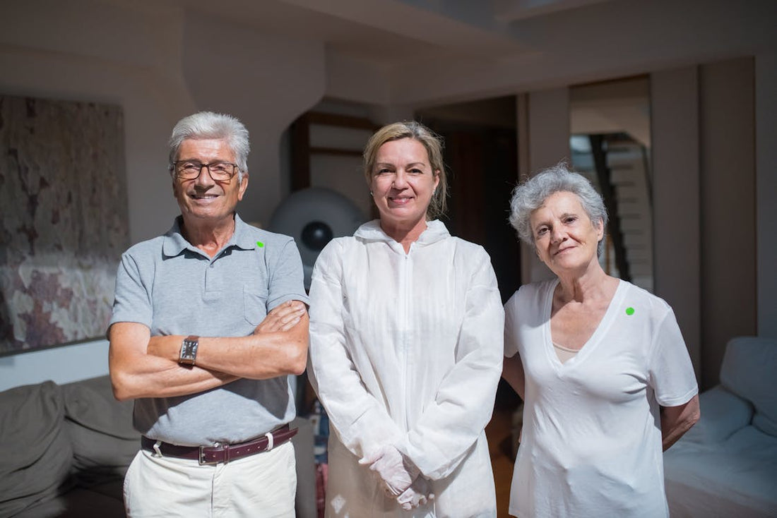 Médica com pacientes idosos - sinais de alerta no idoso que exigem atenção médica